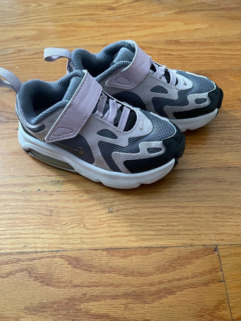 Nike Kids Gray and Light purple Hook-and-Loop 👟